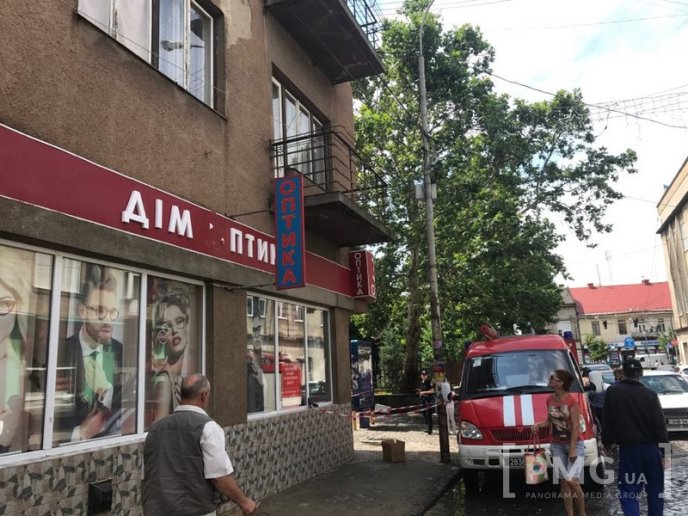 У Мукачеві на голови людей падала штукатурка – 12