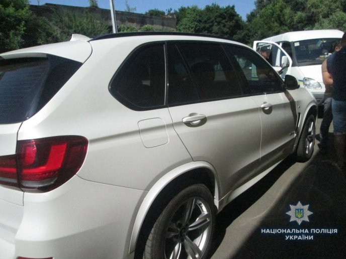 Викрадену іномарку "BMW X5" виявили в Ужгороді на стоянці біля торгового центру – 01