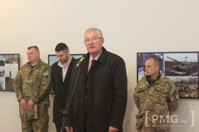 У Мукачеві відкрили фотовиставку, присвячену річниці боям за Дебальцево – 08