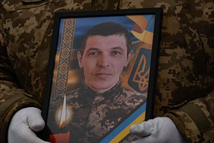 В Ужгороді з військовими почестями поховали полеглого захисника – 01