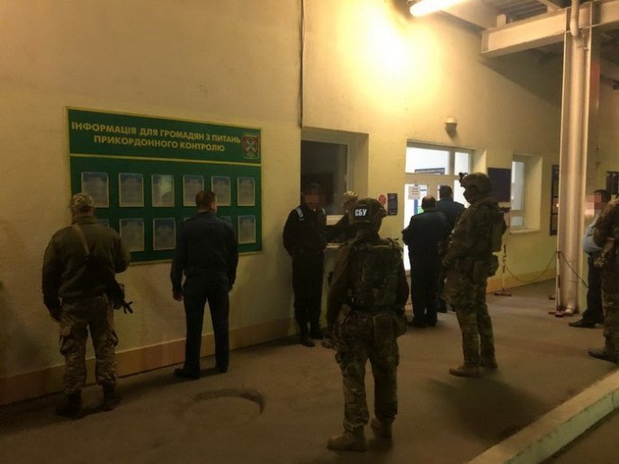 На хабарі затримали начальника митного відділу – 03