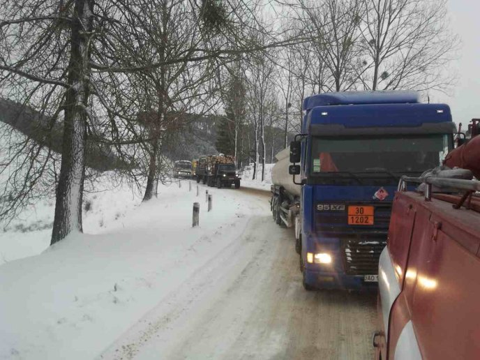 На автошляхах Закарпаття рятувальники допомагали буксирувати автомобілі – 03 На автошляхах Закарпаття рятувальники допомагали буксирувати автомобілі – 03
