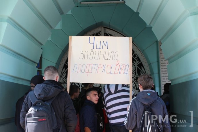 Протести у центрі Мукачева: сутички, заблокована ратуша та крики "Ганьба" в адрес мера – 30