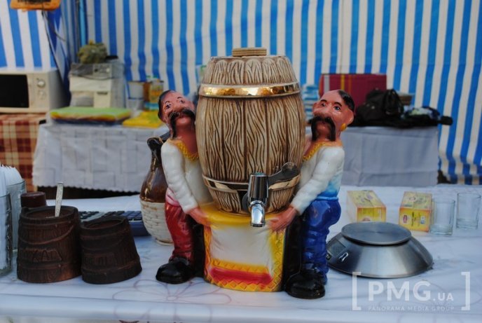 День Святого Мартина у Мукачеві: ціни на вино, шашлик та інші смаколики – 01