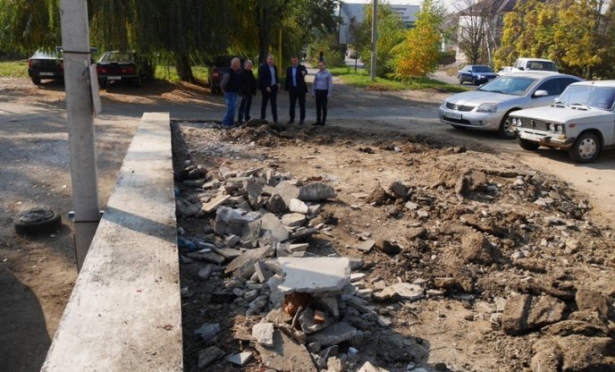 В Ужгороді завершуються роботи з ремонту благоустрою міської поліклініки – 05 В Ужгороді завершуються роботи з ремонту благоустрою міської поліклініки – 05