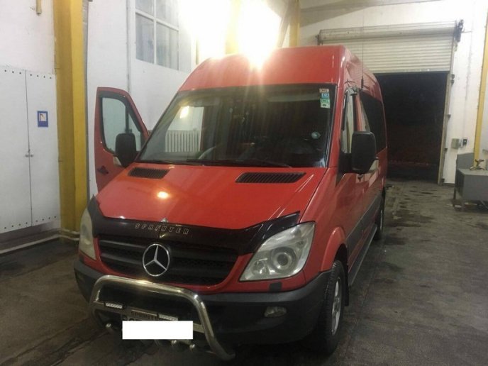 Через приховані цигарки чоловік залишився без машини – 01