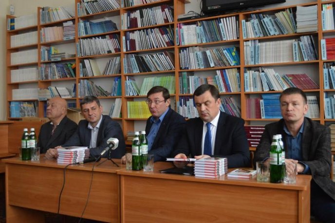 Юрій Луценко презентував книгу «По обидва боки колючого дроту» ужгородським читачам – 01