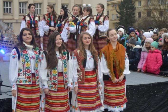 Біля Закарпатської ОДА урочисто відкрили головну ялинку області – 08