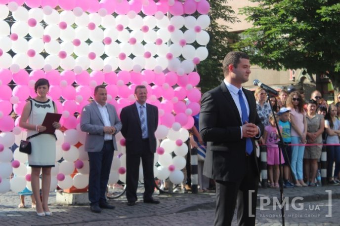 На центральній площі Мукачева проходить "Свято випускників – 2016"  – 17