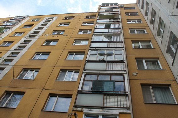 В Ужгороді із балкону на п’ятому поверсі випав чоловік – 03