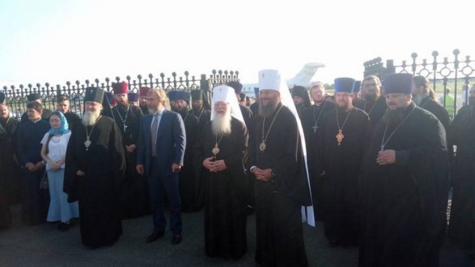 Як в аеропорту "Ужгород" предстоятеля УПЦ МП митрополита Онуфрія зустрічали  – 17