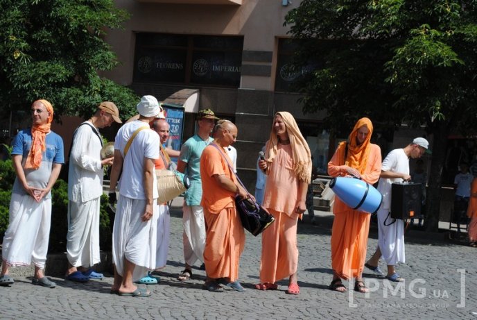 Кришнаїти пройшлись Мукачевом, прославляючи свого духовного наставника – 18