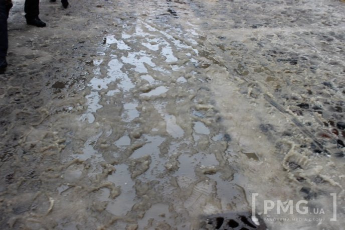 Одна з центральних вулиць Мукачева перетворилась на суцільну калюжу – 26