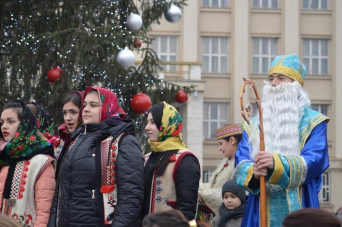 Біля Закарпатської ОДА урочисто відкрили головну ялинку області – 02