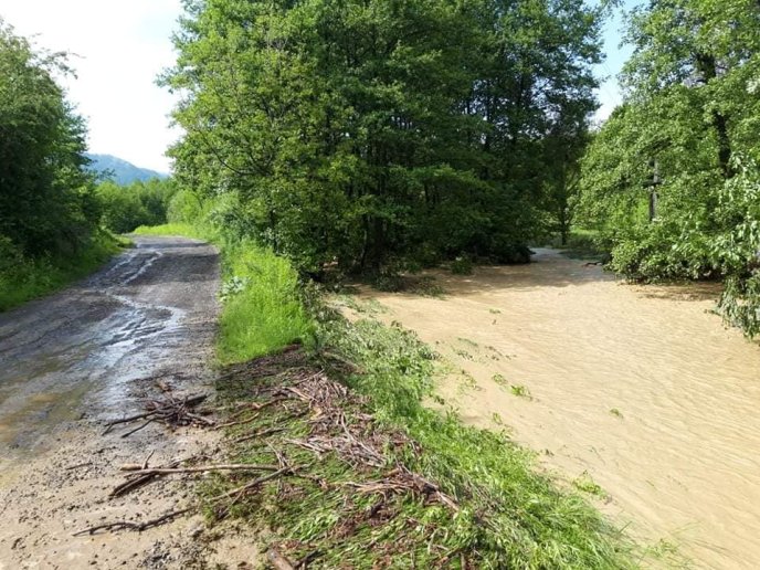 Зруйновано 4 мости, підтоплено 40 дворогосподарств: негода накоїла лиха у селі на Іршавщині – 18