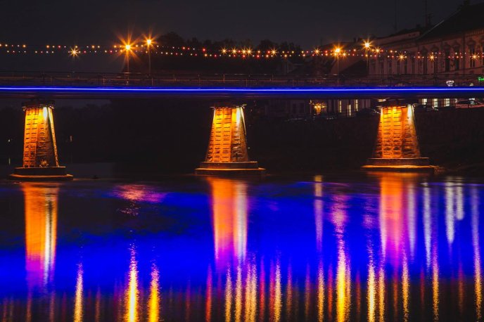 В Ужгороді пішохідний міст прикрашений світлодіодними прожекторами – 13 В Ужгороді пішохідний міст прикрашений світлодіодними прожекторами – 13