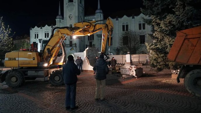 У центрі Мукачева демонтували радянський монумент – 02