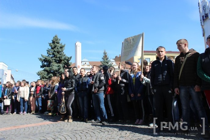 Протести у центрі Мукачева: сутички, заблокована ратуша та крики "Ганьба" в адрес мера – 17