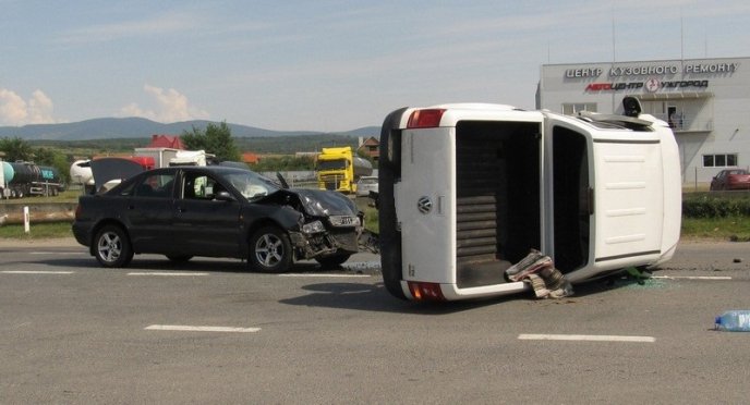 В Ужгороді поблизу Маркета сталася аварія: є постраждалі – 04