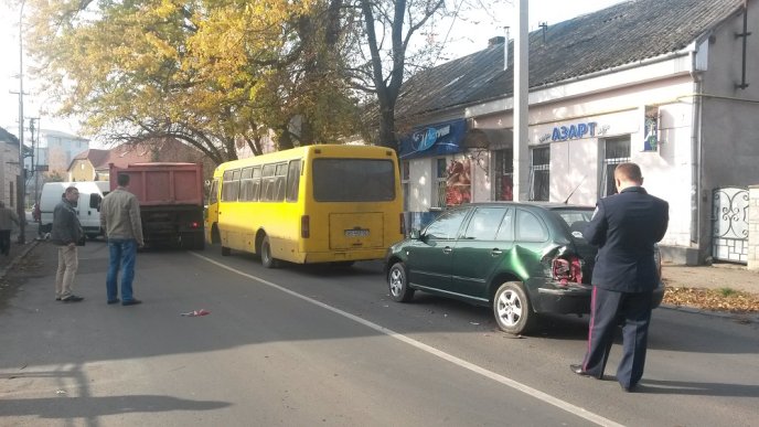 В Ужгороді в ДТП зіткнулись відразу 5 автомобілів (ФОТО) – 01