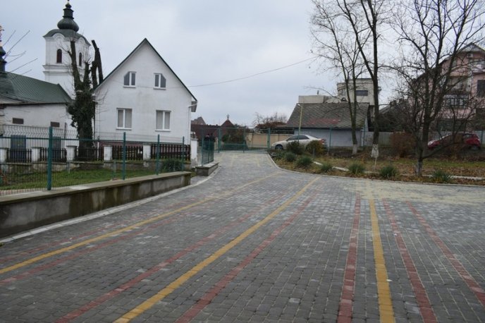В Ужгороді вимостили бруківкою двір однієї зі шкіл – 02