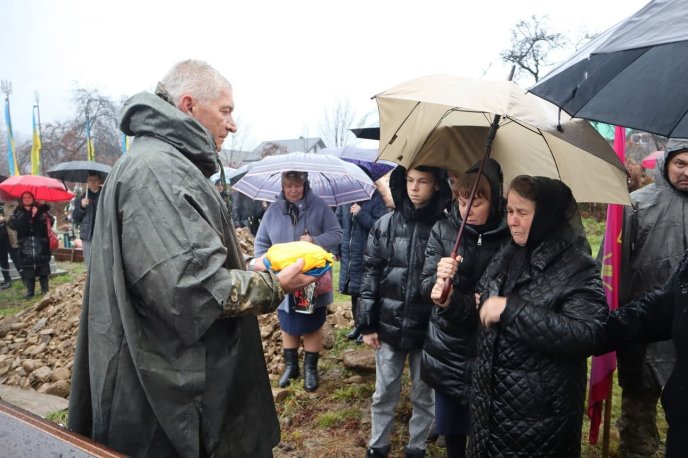 Мужнього воїна, який вважався безвісти зниклим, провели в останню путь – 04 Мужнього воїна, який вважався безвісти зниклим, провели в останню путь – 04