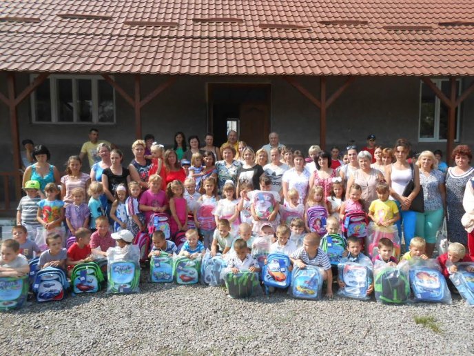 Майбутні першокласники Рахівщини отримали шкільні ранці та набори для навчання – 03