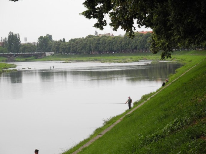 В Ужгороді ловлять рибу не дивлячись на заборону (ФОТО) – 05