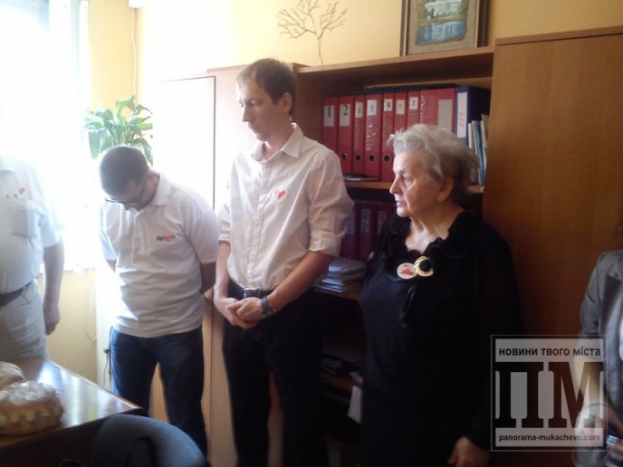 Місцевий осередок ВО "Батьківщина" роздавав безкоштовно паски (ФОТО) – 10