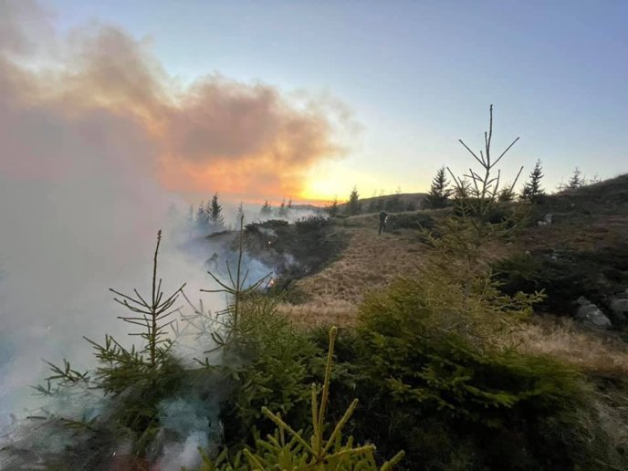 На Закарпатті повідомляють про велику пожежу на полонині – 03