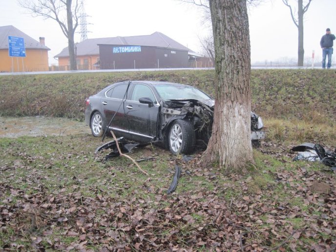 Біля Зняцева ДТП: автомобілі у глибокому кюветі, жінка-водій у реанімації (ФОТО) – 03