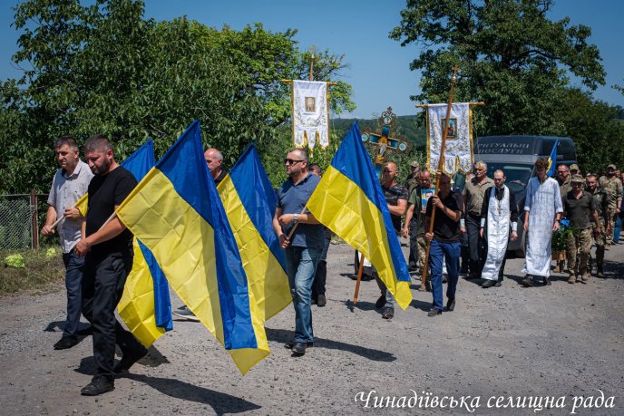 У Чинадіївській громаді поховали молодого воїна, який загинув на війні – 04