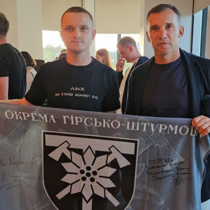 Воїн 128 Закарпатської бригади особисто привітав Усика з перемогою – 01 Захисник зі 128 бригади та Андрій Шевченко