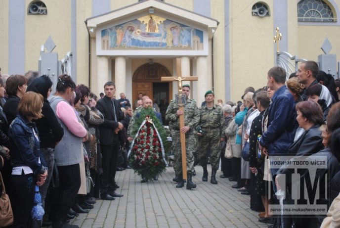 Сум, плач та сльози: Мукачево попрощалось з героєм-земляком (ФОТОРЕПОРТАЖ) – 01