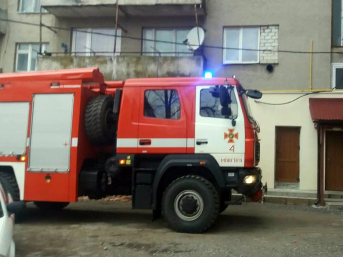 Вранці рятувальники визволяли дітей із замкненої квартири – 01