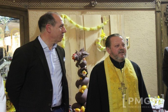 У Мукачеві відкрили виставку велетенських шоколадних писанок – 02