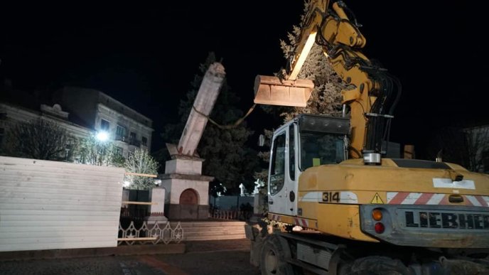 У центрі Мукачева демонтували радянський монумент – 03