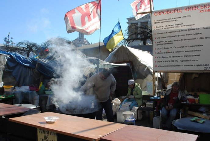 Один день з життя Майдану: на що перетворилась центральна площа України за місяць після революції (ФОТОРЕПОРТАЖ) – 10