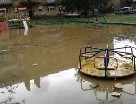 Негода створила у Мукачеві водні атракціони для дітей – 07