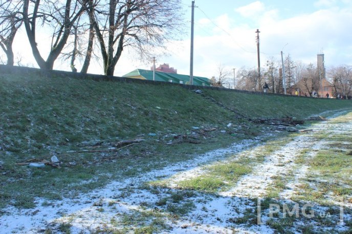 Січнева велика вода залишила по собі купу сміття на берегах Латориці – 08 Січнева велика вода залишила по собі купу сміття на берегах Латориці – 08