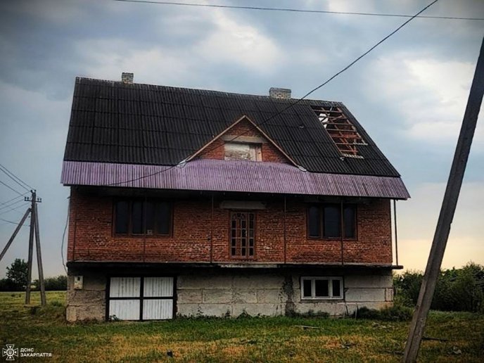 Повалені дерева, пошкоджені дахи, знеструмлені села: наслідки негоди на Закарпатті – 03