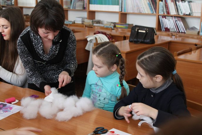 У Закарпатській обласній бібліотеці відбувся майстер-клас з виготовлення іграшок-валентинок – 04