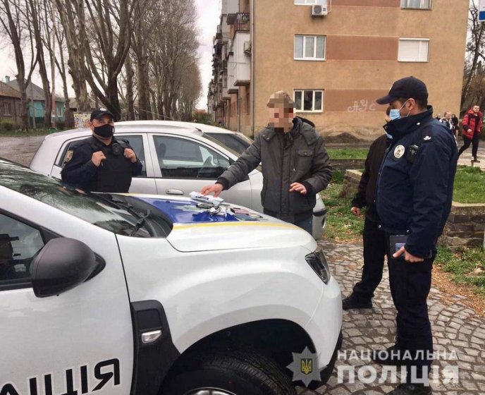 На одній із вулиць Мукачева поліцейські зупинили чоловіка, який підозріло себе поводив – 03 На одній із вулиць Мукачева поліцейські зупинили чоловіка, який підозріло себе поводив – 03
