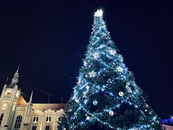 У Мукачеві сьогодні ввечері засяяли вогні головної ялинки міста – 04