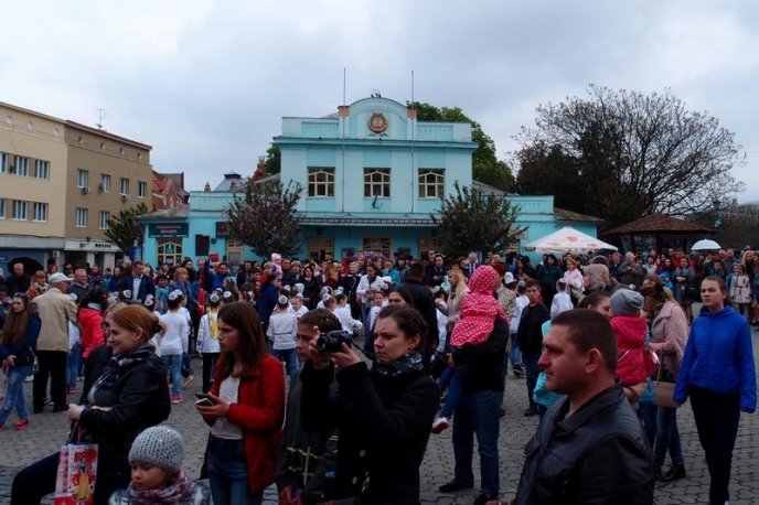 Як закарпатці в центрі Ужгорода танцювали – 10