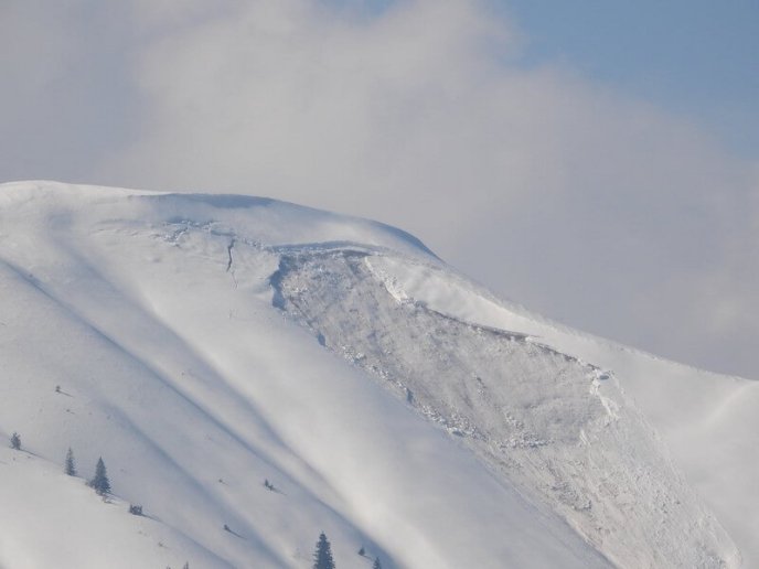 У горах зійшла лавина. Опубліковано фото – 01