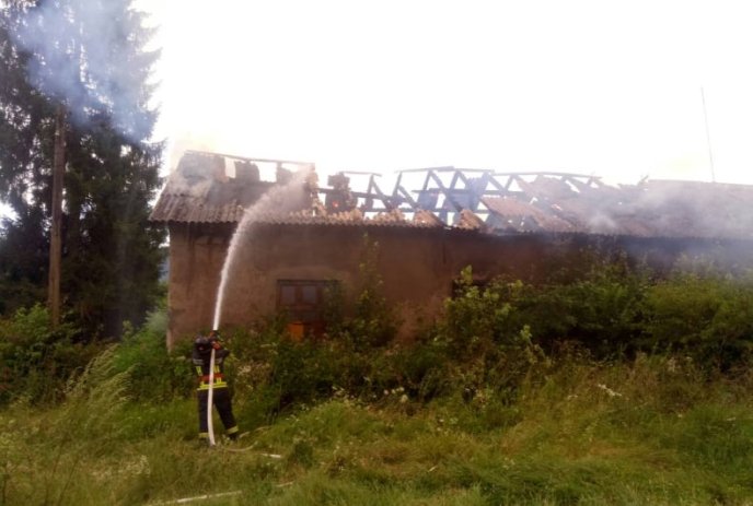 На Перечинщині з невідомої причини загорілась будівля психоневрологічного інтернату – 01