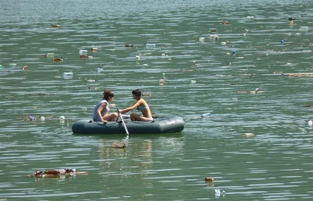 Люди перетворили Теребле-Ріцьке водосховище на помийницю і в ній же відпочивають (ФОТО) – 03 Люди перетворили Теребле-Ріцьке водосховище на помийницю і в ній же відпочивають (ФОТО) – 03