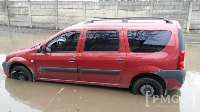 Вулиця в районі туристичної родзинки Мукачева жахає своїми ямами – 10 Вулиця в районі туристичної родзинки Мукачева жахає своїми ямами – 10