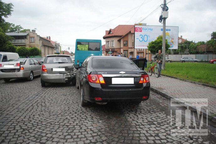 У Мукачеві велика ДТП: зіткнулись чотири автомобілі – 03